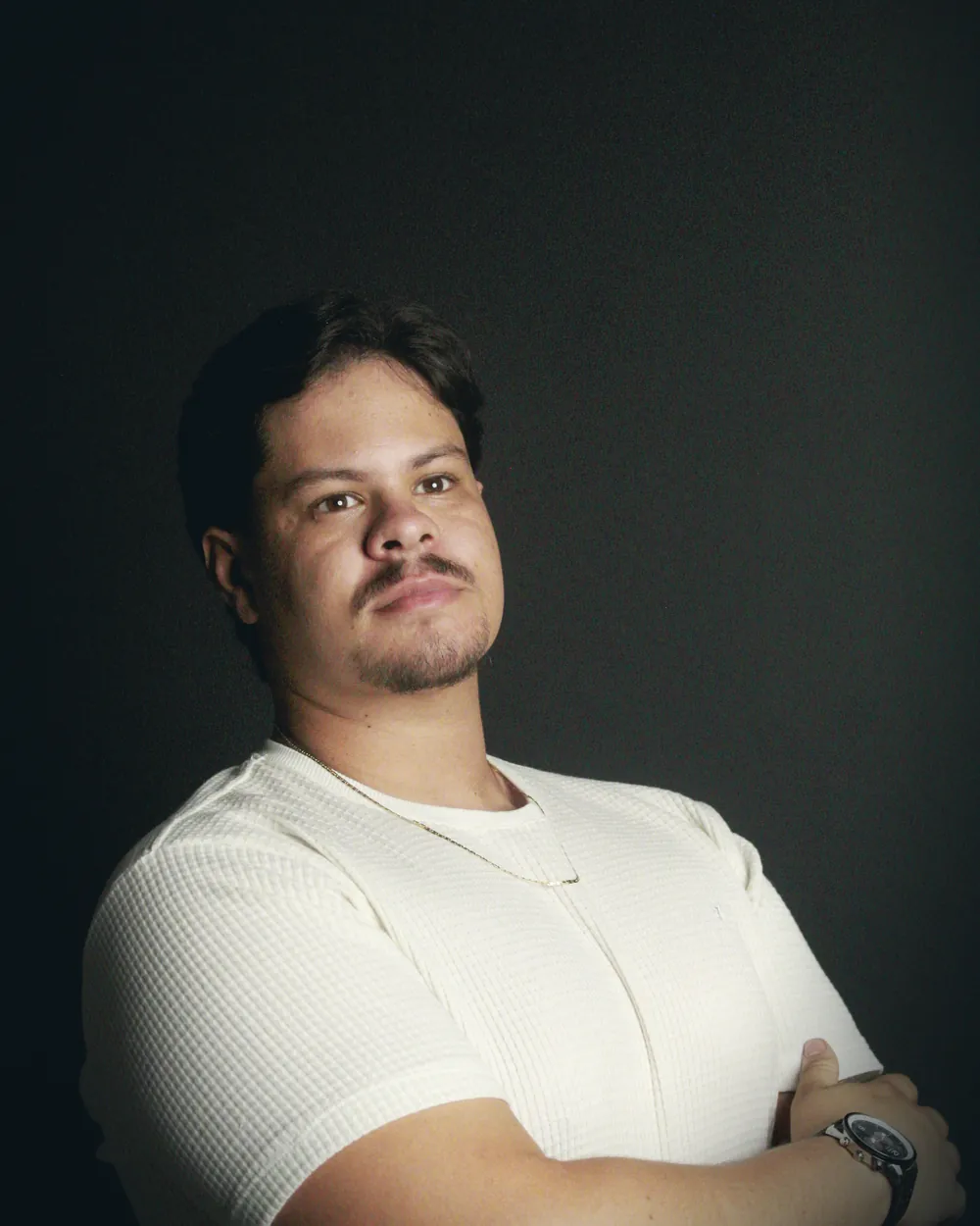 Humberley Cezilio de braços cruzados, confiante