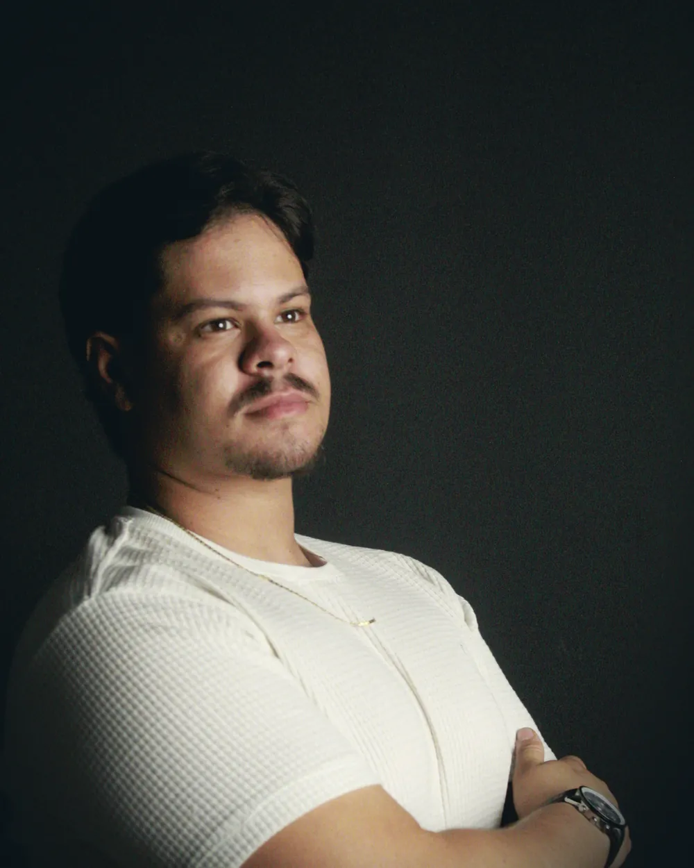 Humberley Cezilio de braços cruzados, olhar firme