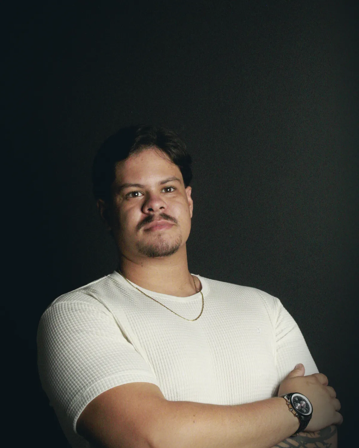 Humberley Cezilio, fundador da Sem Code, de braços cruzados