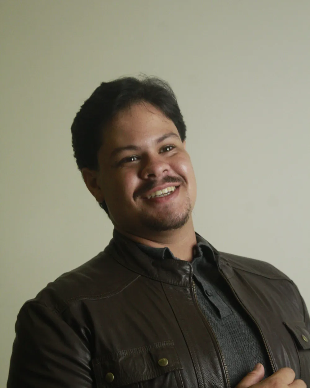Humberley Cezilio de jaqueta de couro marrom, sorrindo