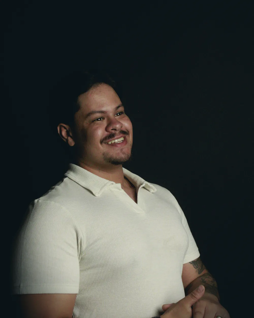Humberley Cezilio sorrindo, com a mão no peito