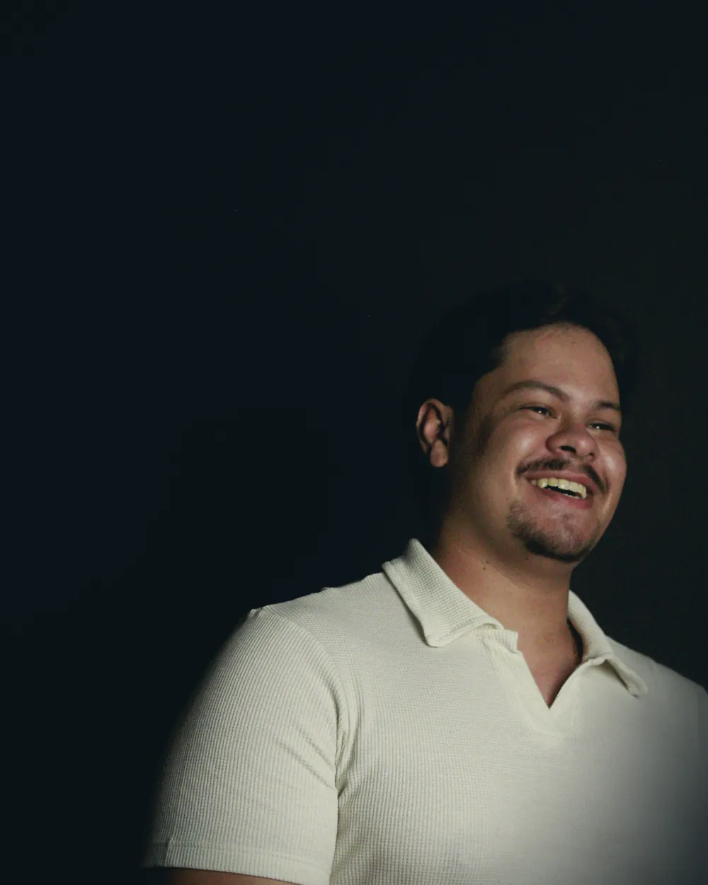 Humberley Cezilio rindo, de camisa polo clara